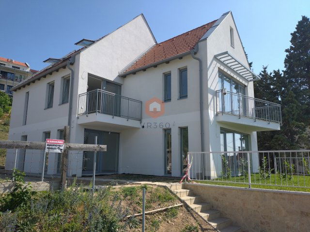 Eladó téglalakás, Pécsett 98 M Ft, 3 szobás