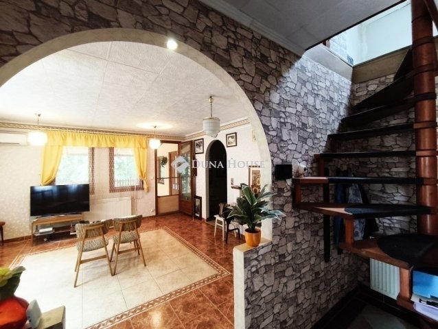 Eladó családi ház, Szigetszentmiklóson 89.4 M Ft, 5 szobás