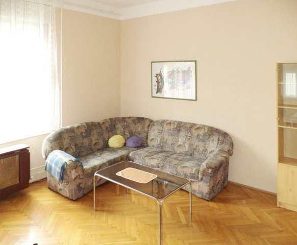 Kiadó téglalakás, albérlet, Pécsett, Koller utcában, 4 szobás