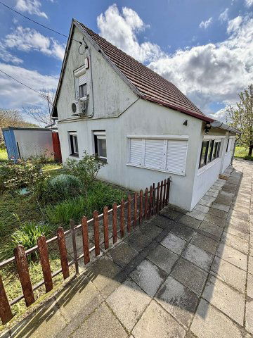 Eladó családi ház, Pécsett 28.9 M Ft, 3 szobás