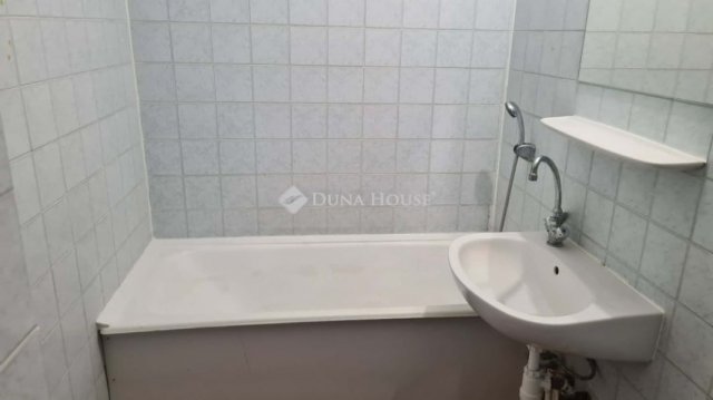 Kiadó panellakás, albérlet, Pécsett 170 E Ft / hó, 3 szobás