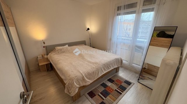 Eladó panellakás, Pécsett 59.9 M Ft, 3 szobás