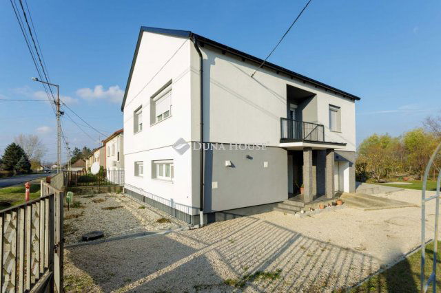 Eladó családi ház, Veszprémvarsányon 66.7 M Ft, 5 szobás