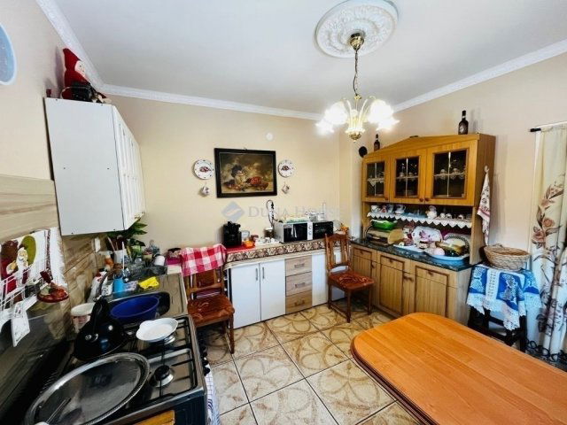 Eladó családi ház, Tápiószecsőn 89.9 M Ft, 6 szobás