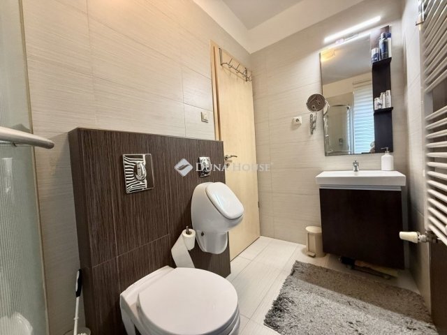 Eladó családi ház, Pécsett 129.9 M Ft, 5 szobás