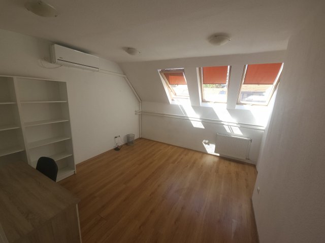 Kiadó iroda, Kecskeméten, Széchenyi téren 45 E Ft / hó