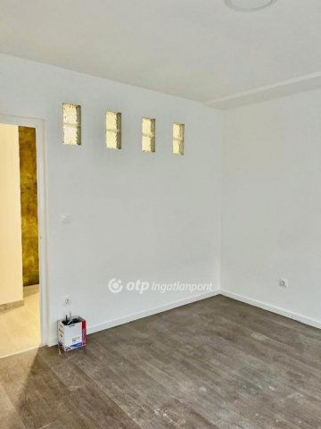 Eladó téglalakás, Pécsett 65 M Ft, 2 szobás