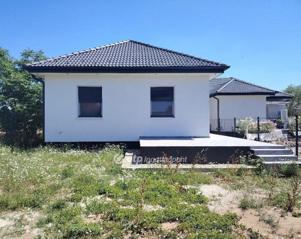 Eladó ikerház, Velencén 99.9 M Ft, 4 szobás