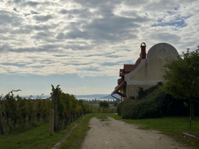 Eladó nyaraló, Balatonfüreden 219 M Ft, 5 szobás