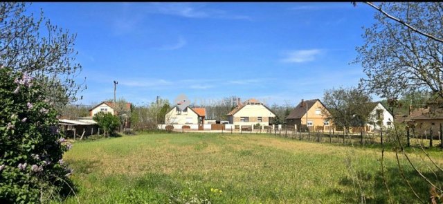 Eladó családi ház, Dánszentmiklóson 16 M Ft, 2 szobás