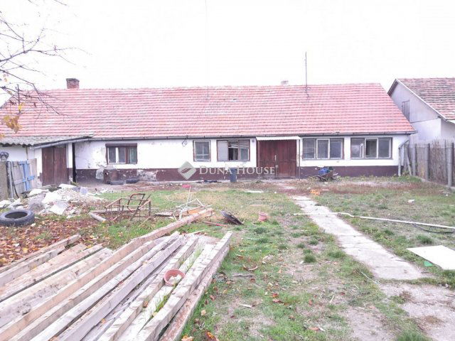 Eladó családi ház, Szabadszálláson 8 M Ft, 2 szobás