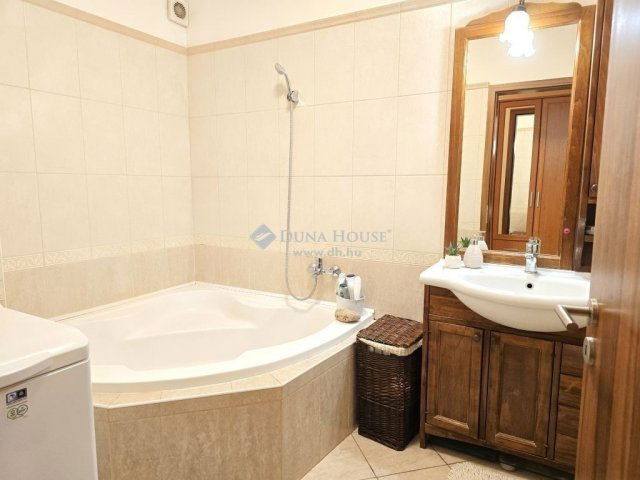 Eladó téglalakás, Pécsett 75 M Ft, 4 szobás