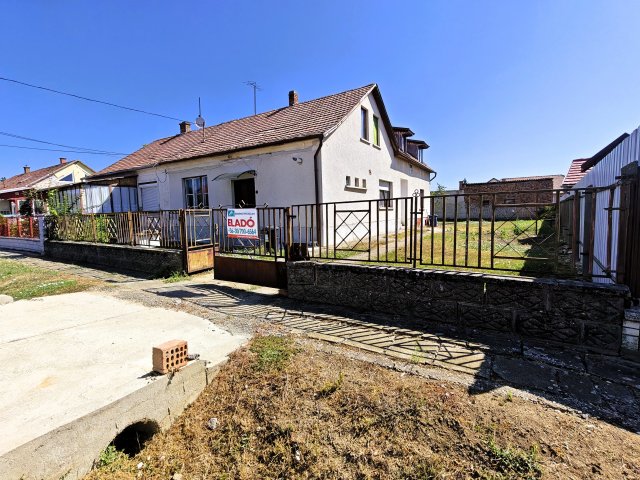Eladó ikerház, Nagymányokon 25.9 M Ft, 4 szobás