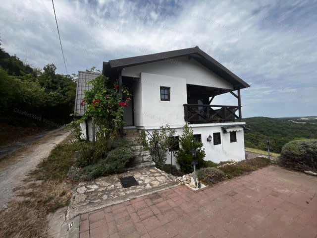 Eladó nyaraló, Balatoncsicsón 100.27 M Ft, 2 szobás