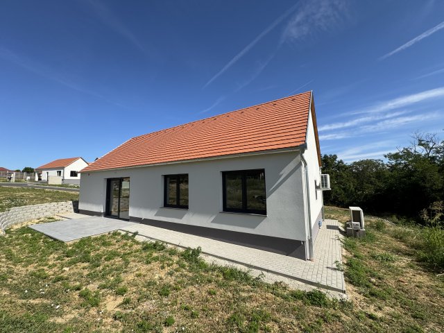 Eladó családi ház, Nagykozáron 109.9 M Ft, 3 szobás