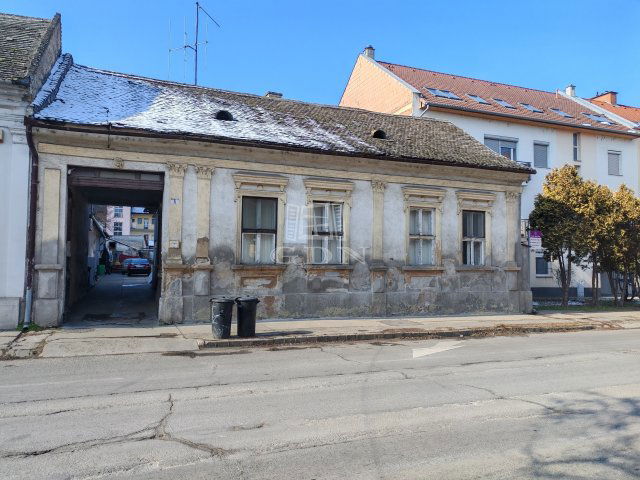 Eladó családi ház, Baján 29.9 M Ft, 6+1 szobás