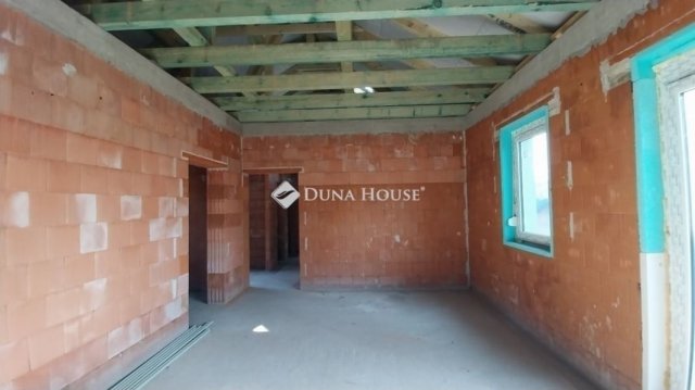 Eladó ikerház, Nagytarcsán 119.9 M Ft, 5 szobás