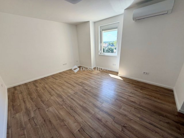 Eladó téglalakás, Pécsett, Mártírok útján 62.9 M Ft