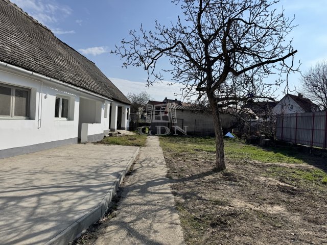 Eladó családi ház, Baján 47 M Ft, 3 szobás