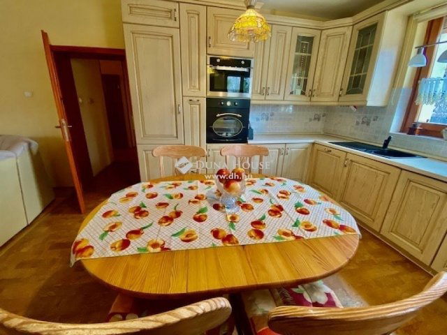 Eladó családi ház, Pécsett 250 M Ft, 9 szobás