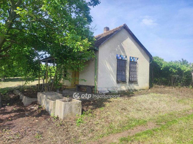 Eladó nyaraló, Bátaszéken 5.6 M Ft, 1 szobás