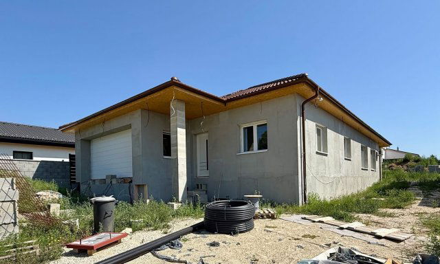 Eladó családi ház, Móron 130 M Ft, 4 szobás