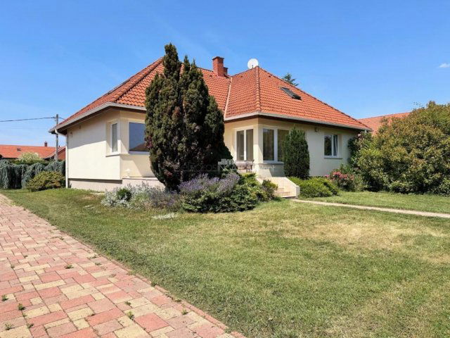 Eladó családi ház, Szombathelyen 149.9 M Ft, 8 szobás