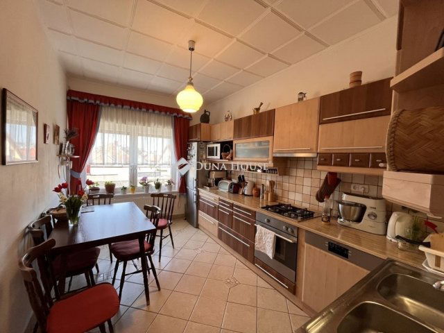 Eladó családi ház, Veszprémben 189 M Ft, 6 szobás