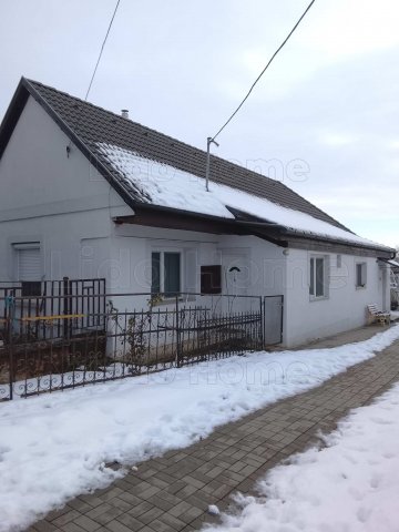 Eladó családi ház, Száron 60 M Ft, 2 szobás