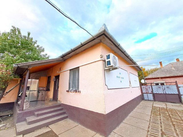 Eladó családi ház, Szolnokon 23.5 M Ft, 3+1 szobás