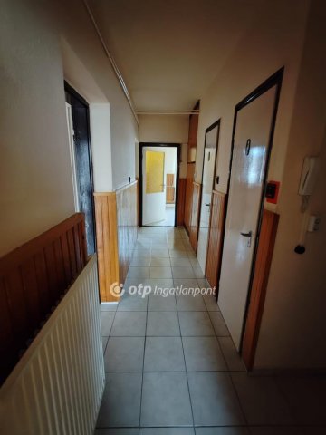 Eladó téglalakás, Veszprémben 69.8 M Ft, 3 szobás
