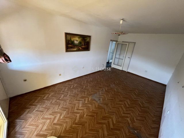 Eladó panellakás, Szekszárdon 29.99 M Ft, 2 szobás