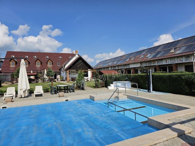 Eladó hotel, Bakson 399 M Ft, 20+5 szobás / költözzbe.hu