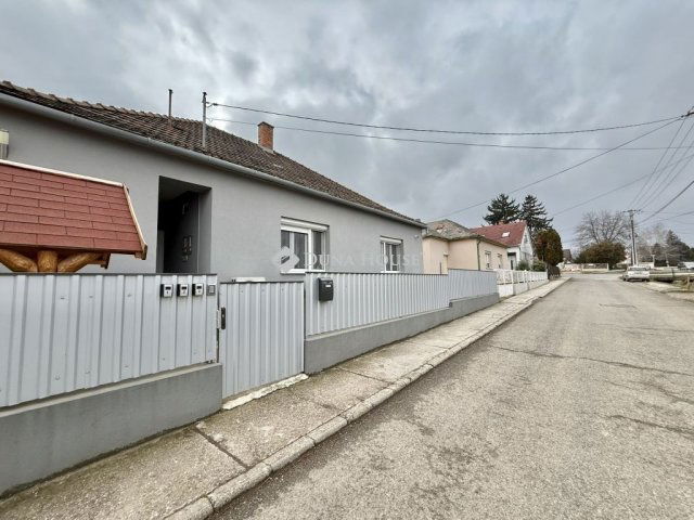 Eladó családi ház, Villányban 119.9 M Ft, 4 szobás