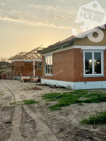 Eladó ikerház, Kecskeméten 89 M Ft, 4 szobás