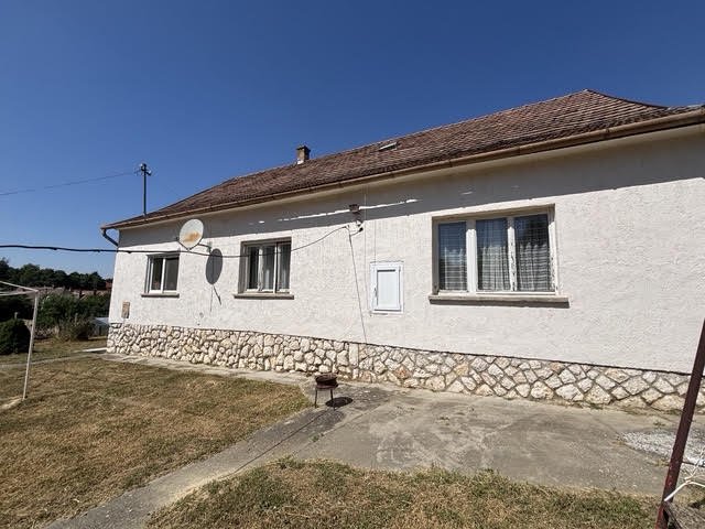 Eladó családi ház, Hőgyészen 34.99 M Ft, 4 szobás