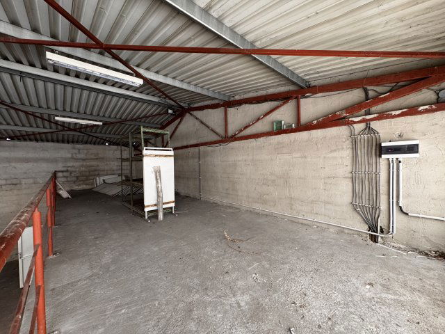 Kiadó ipari ingatlan, Pécsett, Légszeszgyár utcában, 1+1 szobás