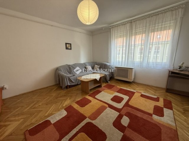 Kiadó téglalakás, albérlet, Pécsett 160 E Ft / hó, 1 szobás