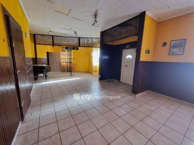 Eladó családi ház, Egyházaskeszőn 16.5 M Ft, 4+2 szobás