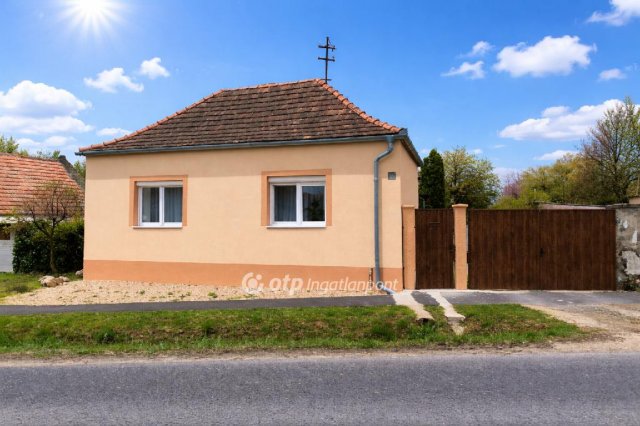 Eladó családi ház, Nyirádon 63 M Ft, 3 szobás