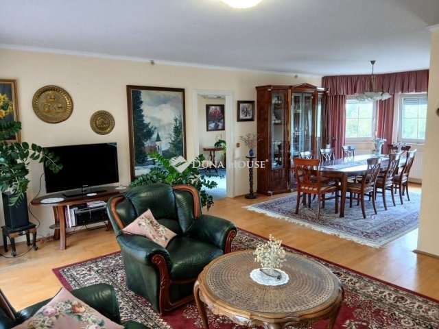 Eladó családi ház, Esztergomban 212.258 M Ft, 8 szobás