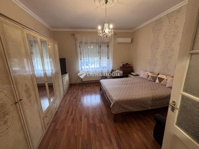 Eladó családi ház, Bakson, Fő utcában 31.7 M Ft, 4 szobás