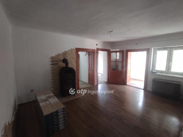 Eladó családi ház, Várdombon 18 M Ft, 2+1 szobás