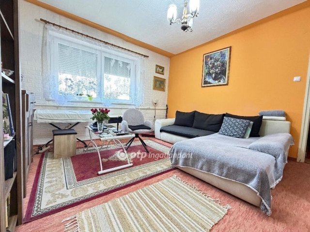 Eladó téglalakás, Pápán 33.99 M Ft, 1+1 szobás