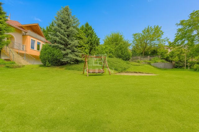 Eladó családi ház, Szentendrén 299 M Ft, 10 szobás