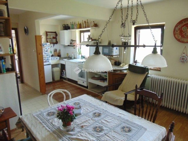 Eladó családi ház, Pécsett 84.9 M Ft, 4 szobás