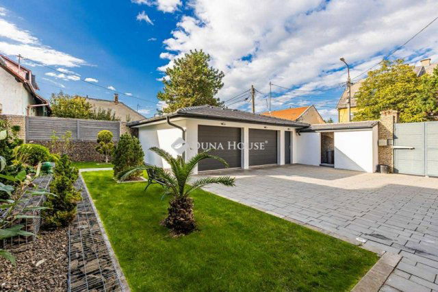 Eladó családi ház, Budapesten, XV. kerületben, Apolló utcában