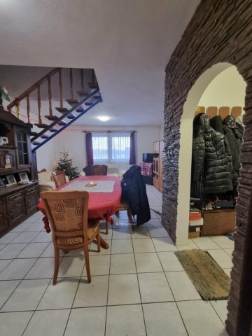Eladó családi ház, Pápán 48.99 M Ft, 5 szobás