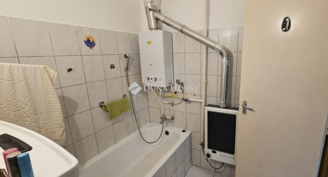 Eladó családi ház, Pécsett 39.99 M Ft, 3 szobás
