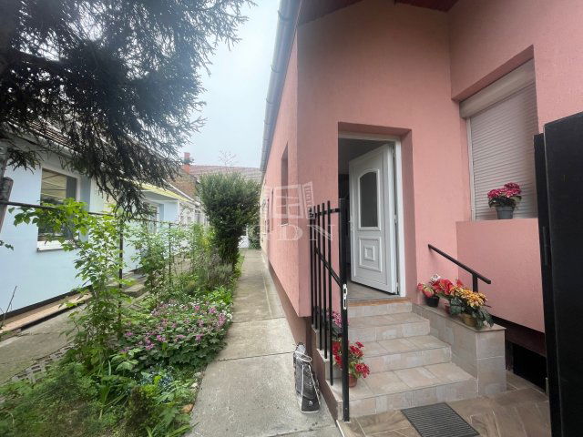 Eladó családi ház, Szegeden 54.9 M Ft, 2 szobás